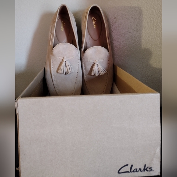 NIB MEN'S CLARKS TAUPE LOAFERS - Picture 8 of 12